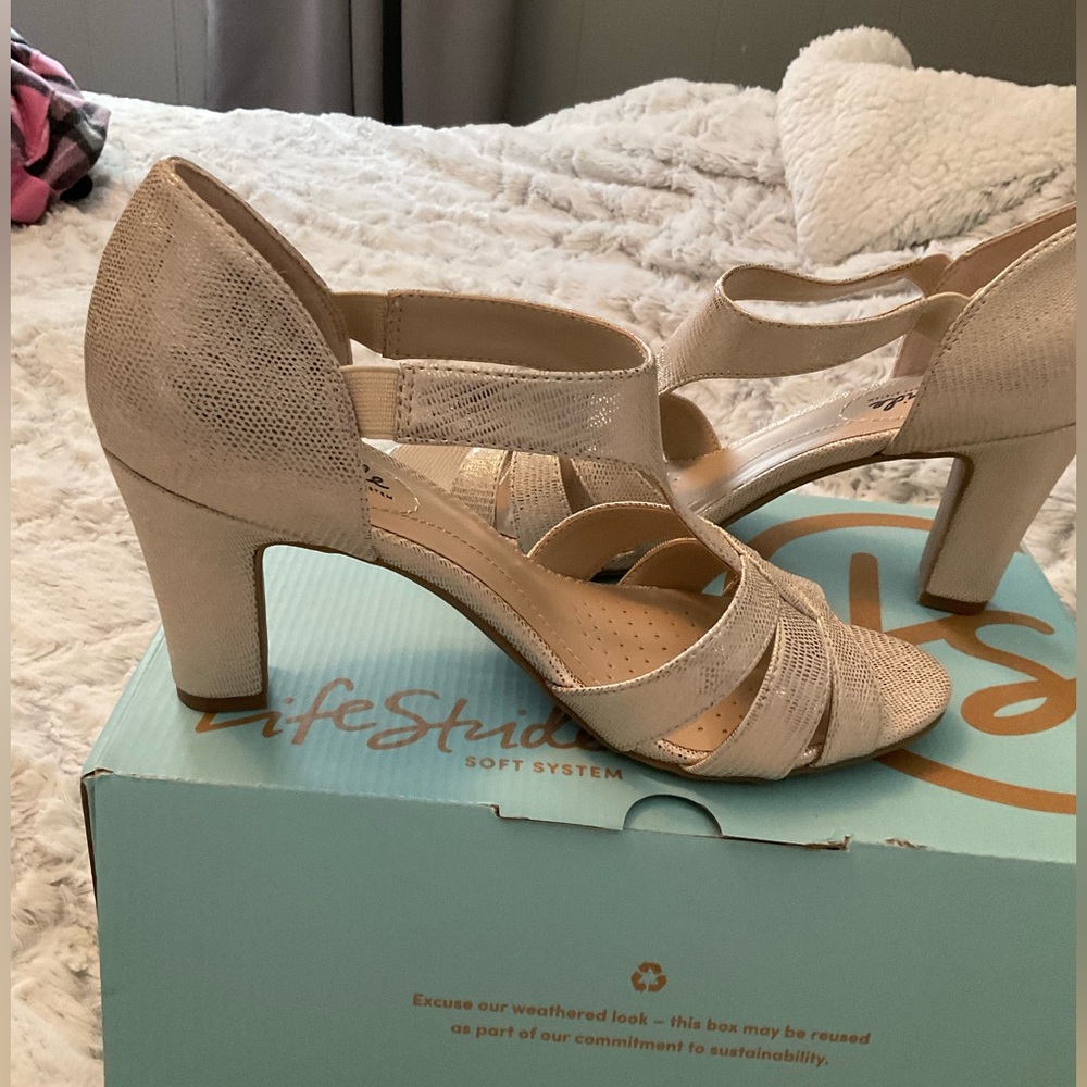 Life Stride Women's Beige/gold Strappy Heels